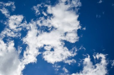 Bulut. Mavi gökyüzüne karşı beyaz bulutlar. Doğa en iyi sanatçıdır..