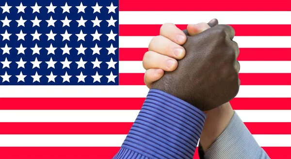 黒人は物質だ アフリカ系アメリカ人とヨーロッパ人の握手の写真を閉じます 旗の前で握手 — ストック写真