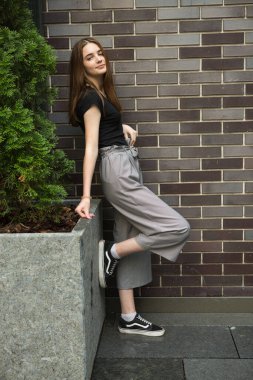 Genç bir kızın portresi. Duygular konsepti. Karantina önlemlerinin kaldırılmasından sonra bir kız şehirde dolaşmaktan zevk alıyor..