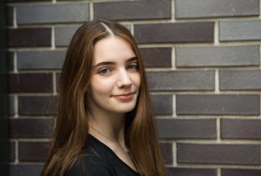 Genç bir kızın portresi. Duygular konsepti. Karantina önlemlerinin kaldırılmasından sonra bir kız şehirde dolaşmaktan zevk alıyor..