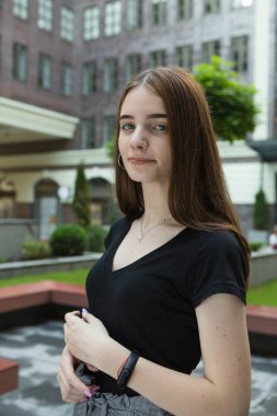 Genç bir kızın portresi. Duygular konsepti. Karantina önlemlerinin kaldırılmasından sonra bir kız şehirde dolaşmaktan zevk alıyor..