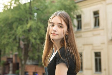 Genç bir kızın portresi. Duygular konsepti. Karantina önlemlerinin kaldırılmasından sonra bir kız şehirde dolaşmaktan zevk alıyor..