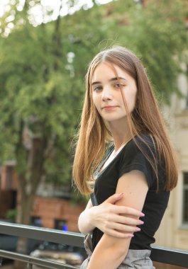 Genç bir kızın portresi. Duygular konsepti. Karantina önlemlerinin kaldırılmasından sonra bir kız şehirde dolaşmaktan zevk alıyor..