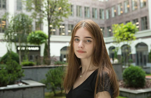 Porträtt Ung Flicka Begreppet Känslor Flicka Njuter Promenad Runt Staden — Stockfoto