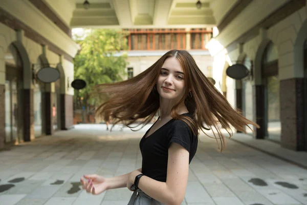 Портрет Молодої Дівчини Поняття Емоцій Дівчинка Прогулюється Містом Після Зняття — стокове фото