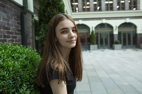 Retrato Una Joven Concepto Emociones Una Chica Disfruta Paseo Por — Foto de Stock