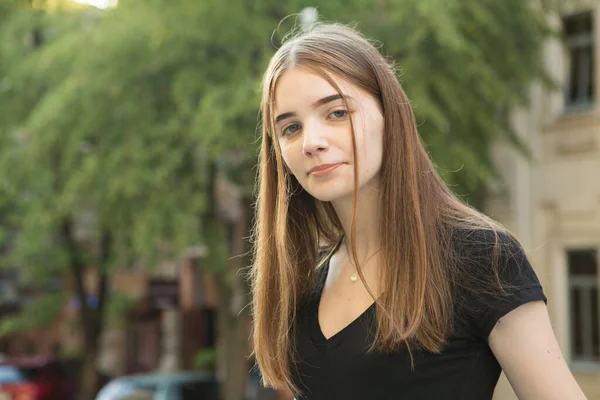 Retrato Una Joven Concepto Emociones Una Chica Disfruta Paseo Por — Foto de Stock