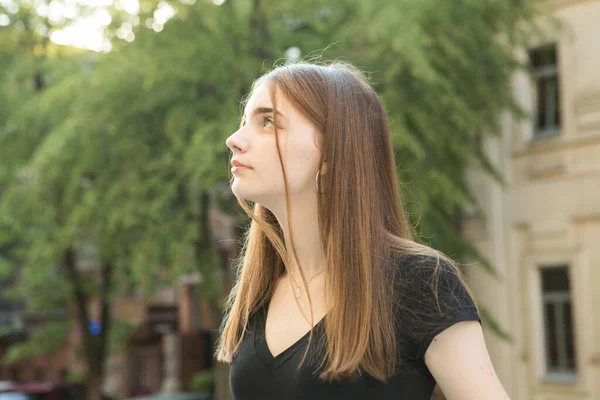 Retrato Una Joven Concepto Emociones Una Chica Disfruta Paseo Por — Foto de Stock