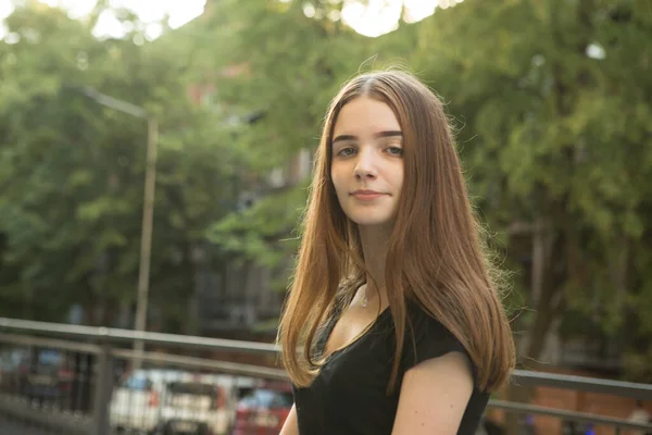 Retrato Una Joven Concepto Emociones Una Chica Disfruta Paseo Por — Foto de Stock