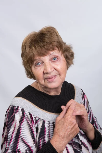 一个老年妇女的画像 情感的概念 很有表现力的蓝眼睛 — 图库照片