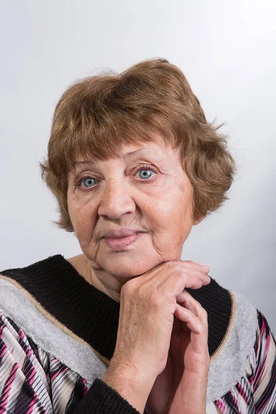 Retrato Uma Mulher Idosa Conceito Emoções Olhos Azuis Muito Expressivos — Fotografia de Stock