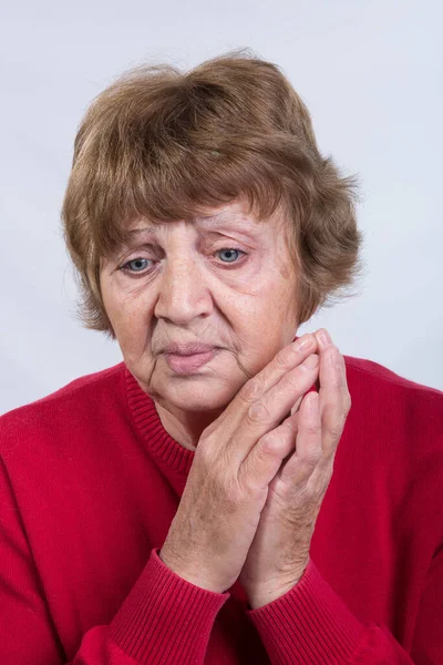 Retrato Uma Mulher Idosa Conceito Emoções Olhos Azuis Muito Expressivos — Fotografia de Stock