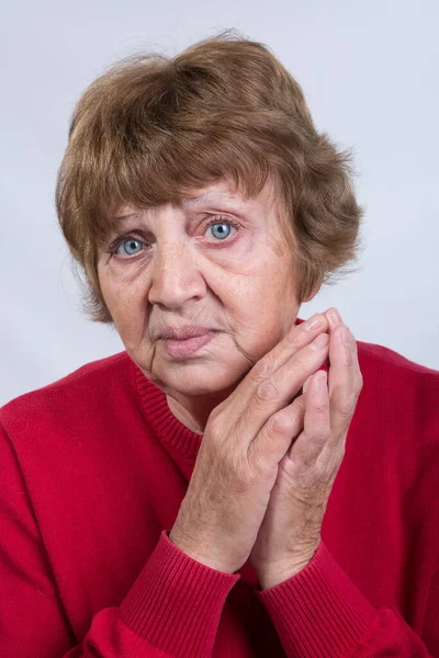 Retrato Uma Mulher Idosa Conceito Emoções Olhos Azuis Muito Expressivos — Fotografia de Stock