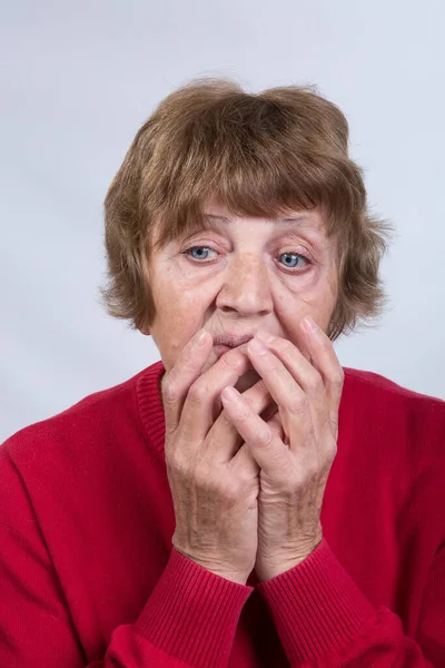 Portret Starszej Kobiety Koncepcja Emocji Bardzo Wyraziste Niebieskie Oczy — Zdjęcie stockowe