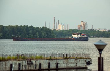 Coronavirüs ile bağlantılı çevresel durumu iyileştirmek. Birçok endüstriyel santralin askıya alınması nedeniyle, atmosfere zararlı maddelerin salınımı azaltılmıştır..