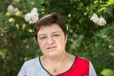 Orta yaşlı bir kadının fotoğrafı. Duygu kavramı. Karantina sona erdikten sonra kadın dışarıda dinlenmekten mutlu olur..