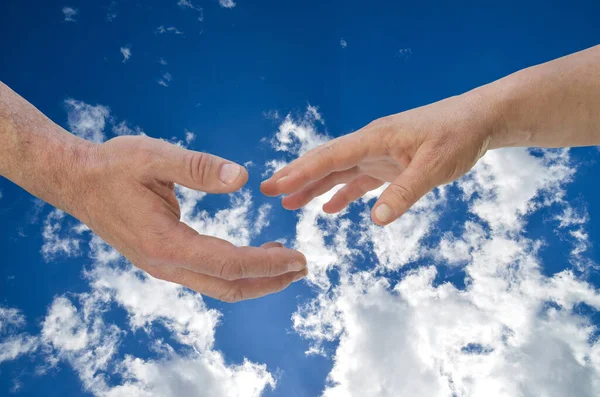触摸前的一刻 男人和女人的手在云彩前 — 图库照片