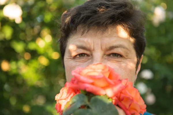 Egy Középkorú Képe Koronavírus Elleni Védelem Gyönyörű Lehet Egy Rózsákkal — Stock Fotó