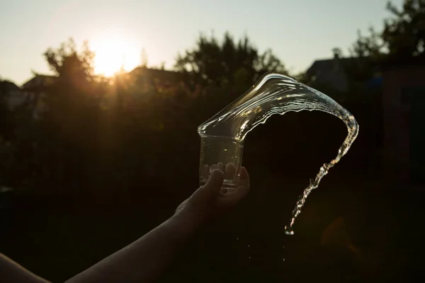Розчавити Воду Склянці Літаюча Вода Стакан Води Руці Людини Заході — стокове фото