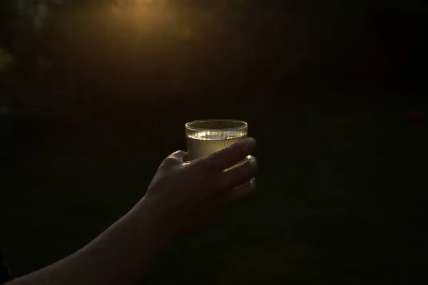 Іноді Склянка Води Рятує Життя Склянка Води Людській Руці Заході — стокове фото