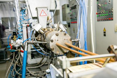 Şeker fabrikası. Şekerleme üretim süreci. Üzerinde şeker olan taşıma bandı..