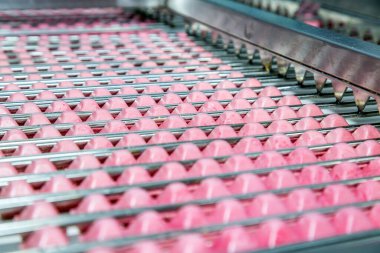 Şeker fabrikası. Şekerleme üretim süreci. Üzerinde şeker olan taşıma bandı..