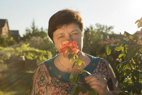 Kobieta Średnim Wieku Róża Kobieta Wdycha Zapach Róży Zachodzie Słońca — Zdjęcie stockowe