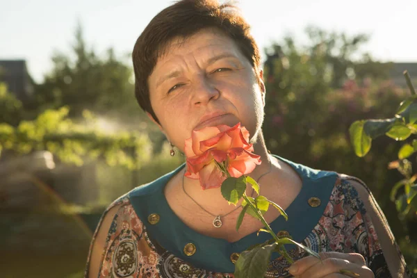 Mulher Meia Idade Uma Rosa Mulher Inala Aroma Rosa Pôr — Fotografia de Stock