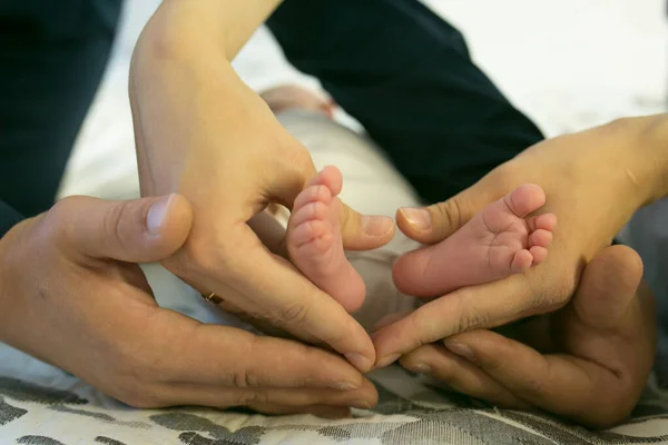 Anne Baba Yeni Doğmuş Bebek Bacaklarına Sarılıyor Aşk Ilgi Şefkat — Stok fotoğraf