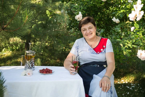 Imagem Uma Mulher Meia Idade Conceito Emoções Mulher Está Feliz — Fotografia de Stock