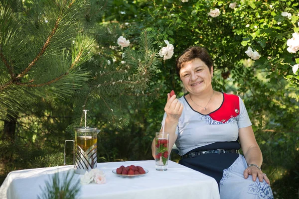 Imagem Uma Mulher Meia Idade Conceito Emoções Mulher Está Feliz — Fotografia de Stock