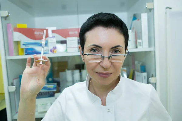 Cometólogo Una Mujer Prepara Una Jeringa Con Medicamentos Para Corregir —  Fotos de Stock