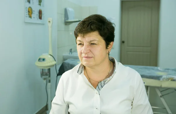 Patienten Kosmetolog Porträtt Medelålders Kvinna Läkaren Berättar För Patienten Behovet — Stockfoto