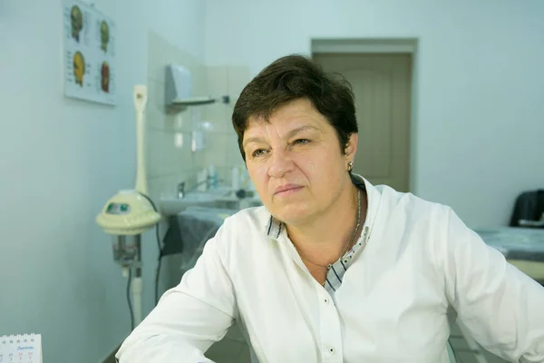 Paciente Esteticista Retrato Uma Mulher Meia Idade Médico Diz Paciente — Fotografia de Stock