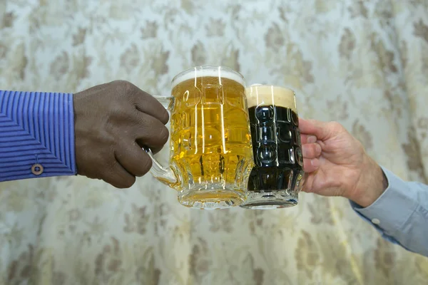 Domuz Pastırması Kafede Buluşacağız Beyaz Afroamerikan Elleri Bira Bardaklarını Açık — Stok fotoğraf