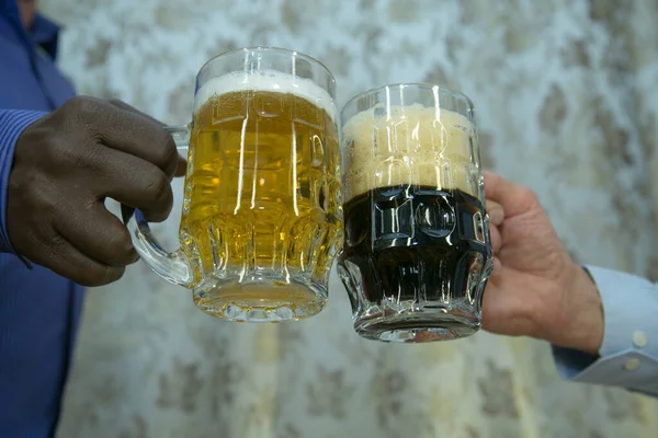 Domuz Pastırması Kafede Buluşacağız Beyaz Afroamerikan Elleri Bira Bardaklarını Açık — Stok fotoğraf