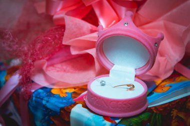 Düğün aksesuarları. Kutudaki altın broş