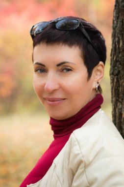 Orta yaşlı bir kadının fotoğrafı. Duygu kavramı. Karantina sona erdikten sonra kadın dışarıda dinlenmekten mutlu olur..