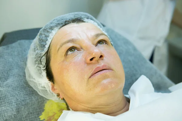 Ein Besuch Bei Der Kosmetikerin Verfahren Carboxytherapie Das Gesicht Des — Stockfoto