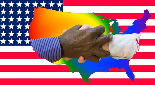 黒人は物質だ アフリカ系アメリカ人とヨーロッパ人の握手の写真を閉じます 旗と虹の前で握手 — ストック写真