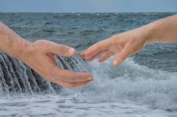触摸前的一刻 男人和女人在大海前的手 — 图库照片