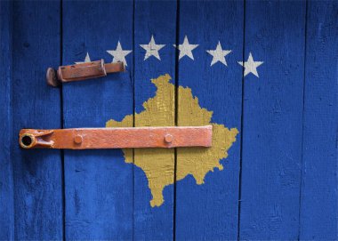 Kosova bayrağı dokunun üzerinde. Şablon. Koronavirüs salgını. Ülkeler kapalı. Kilitler.