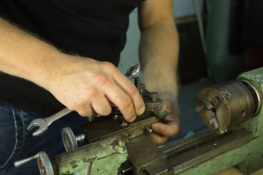 Torna tezgahında çalışıyorum. Makineyi hazırlayıp kuruyorum. Efendinin elleri..