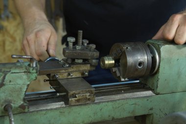 Torna tezgahında çalışıyorum. Makine iş için hazır. Mekanizma çalışıyor..