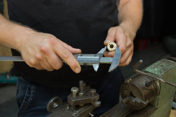 Trabalhar Num Torno Preparando Configurando Máquina Mãos Mestre — Fotografia de Stock