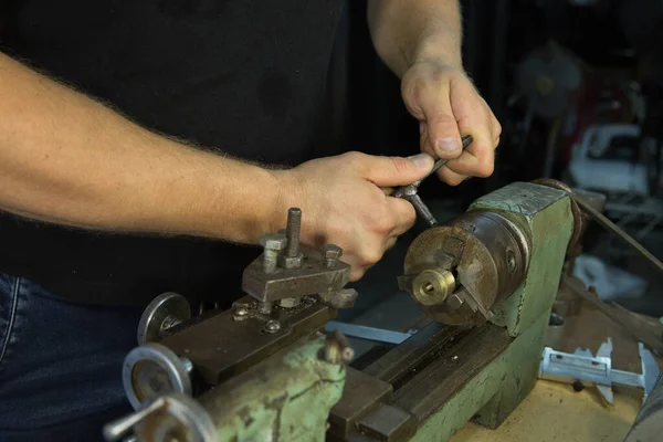 Trabalhar Num Torno Preparando Configurando Máquina Mãos Mestre — Fotografia de Stock