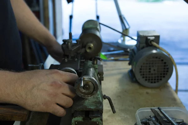 Torna Tezgahında Çalışıyorum Makine Için Hazır Mekanizma Çalışıyor — Stok fotoğraf