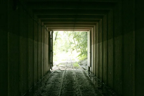 Железные Дороги Вид Через Железнодорожный Тоннель — стоковое фото