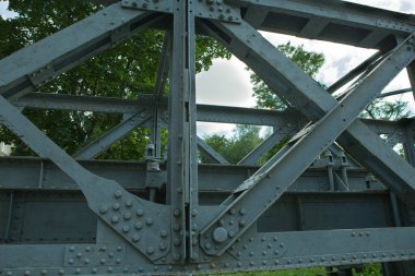 Eski demiryolu köprüsü. Çelik yapı kiriş montajı. 20. yüzyılın ortalarında inşa edilmiş..