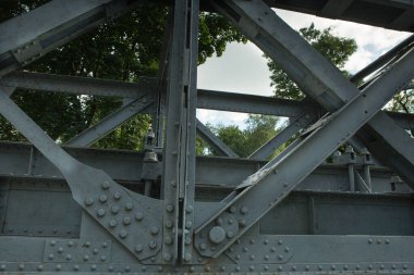 Eski demiryolu köprüsü. Çelik yapı kiriş montajı. 20. yüzyılın ortalarında inşa edilmiş..